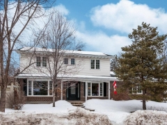 Real Estate Listing  2401 WYNDALE CRESCENT Ottawa